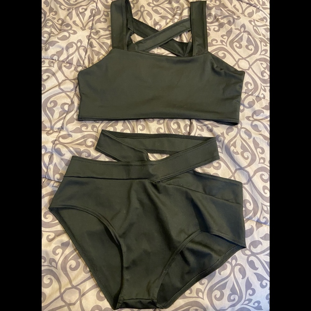 ⭐️ 5/$25 donating 8/12 cute cross cross swimsuit